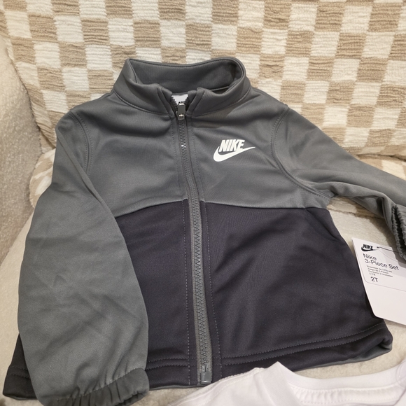 Nike 3-Piece Essential Track Suit Set Size 2T Gray, White NWT! - Picture 8 of 16
